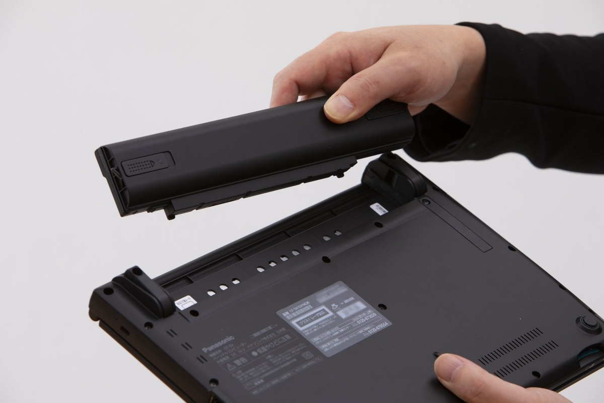 他社のモバイルノートパソコンのほぼ全てがバッテリーを内蔵式にする中で、「レッツノート」シリーズだけは頑なに交換可能を守り続けている。