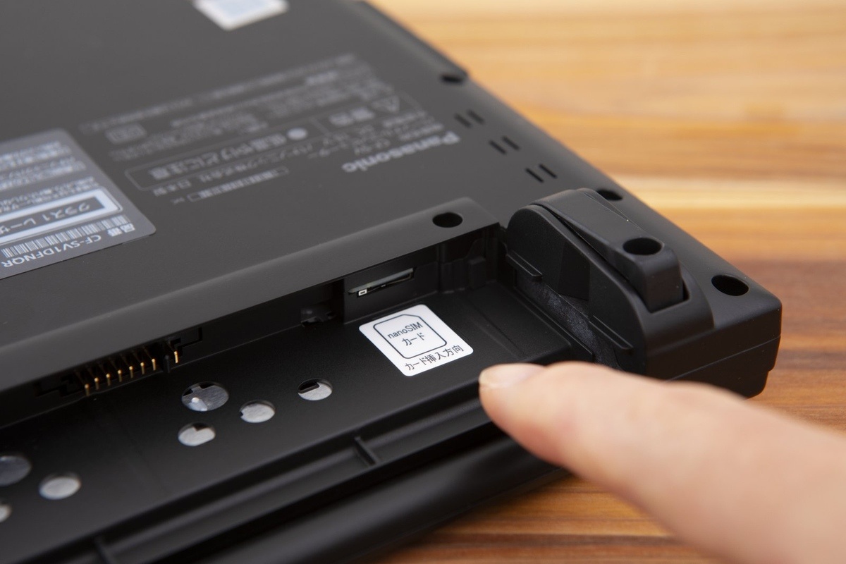 バッテリーを外すと現れるSIMスロット。即座にインターネットにつながるSIM対応はモバイルワークの強い味方となる。