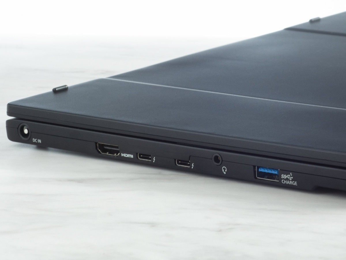 本体左側面にはHDMI端子と2つのUSB Type-C端子を装備。