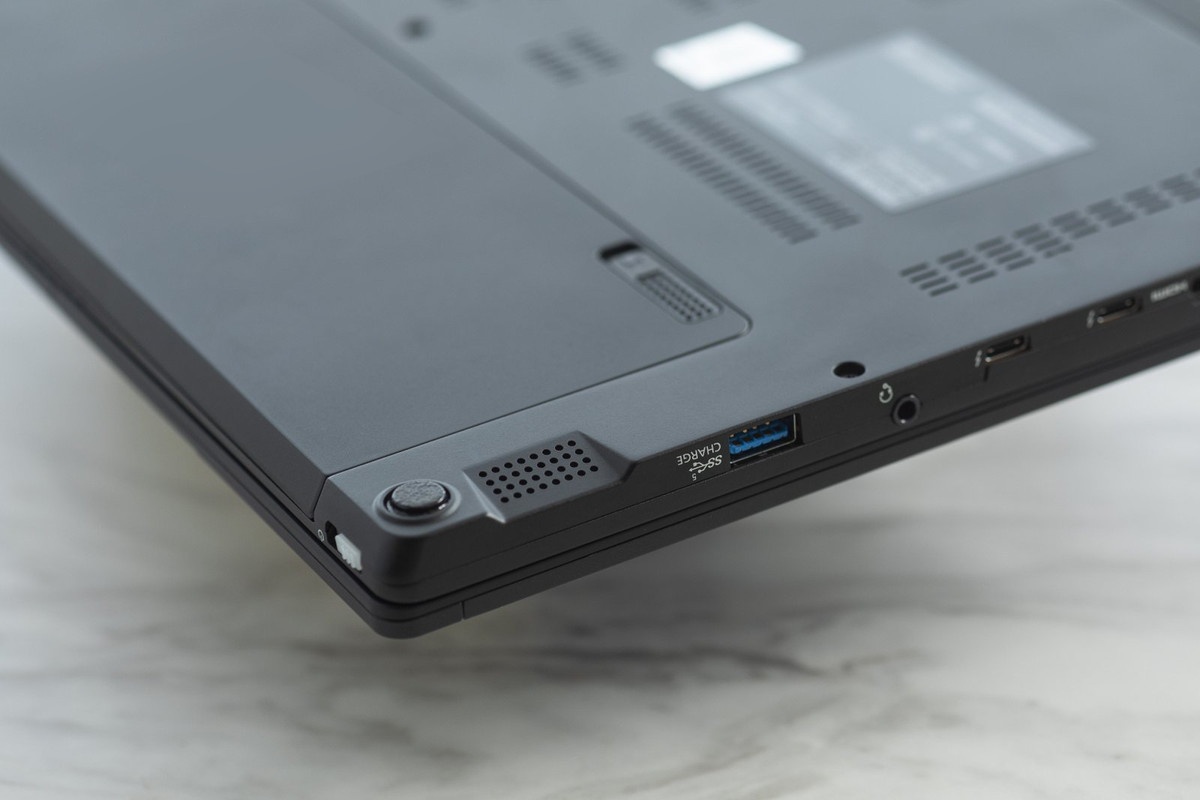 FV1底面には高音圧のボックス型スピーカーが搭載され、複数名で1台のレッツノートを取り囲むようなシチュエーションでも快適な音響環境を実現する。