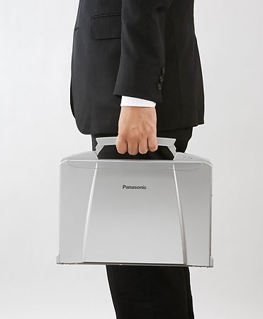 本体の軽さに加え、持ち運び用のハンドルが付いているのもポイント。