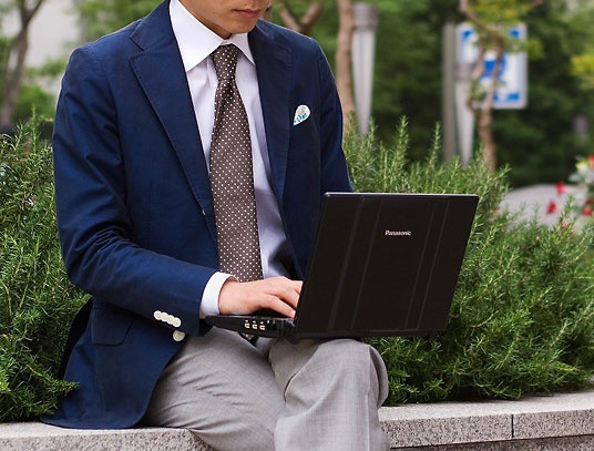 レッツノートのスタンダードモデルがWシリーズ。液晶サイズは12.1型で、軽さは約1249g(店頭標準モデルの場合)。写真はビジネスマンにも人気が高いブラックモデル(店頭限定モデル)。Wシリーズからスーパーマルチドライブを除いたものがTシリーズ。その分約1179g(標準モデルの場合)と軽くなる。