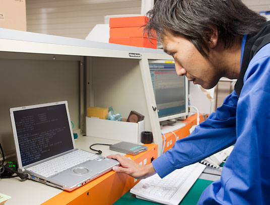 修理を始める前に診断プログラムを走らせる。目視だけでは確認できないトラブルをここであぶり出す。トラブルが複合的に発生している場合もあり、修理後、より長く快適な状態を保つためには重要な工程だ。