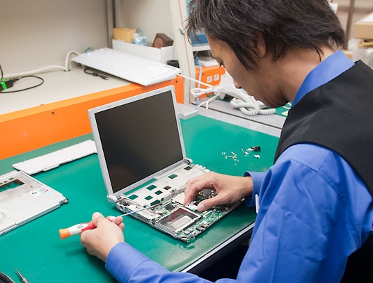 問題の発生している部品を交換するため、分解。先の動画でご覧いただいたとおり、まったく無駄のない、なめらかな手さばきでどんどん解体していく。