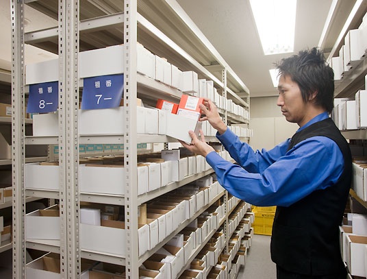 約1000種にも上る膨大な修理部品をストック。足りない部品はレッツノートを生産している神戸工場からの取り寄せになるが、前日早めにWeb予約を済ませておけば、修理当日に届くよう発注を済ませておいてくれる。