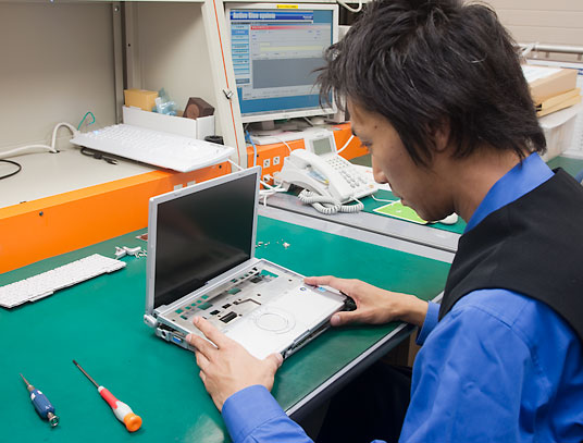 部品交換が終われば組み立てに入る。大小様々なねじが数多く使われているが、その1本1本の位置をサービスエンジニアは把握。即日対応はレッツノートの修理を専業にしているスペシャリストだからなせる技なのだ。