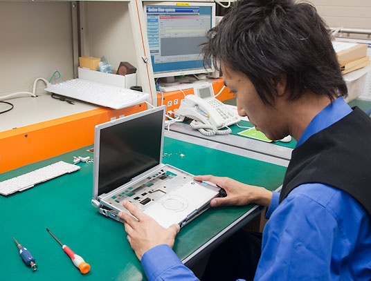 部品交換が終われば組み立てに入る。大小様々なねじが数多く使われているが、その1本1本の位置をサービスエンジニアは把握。即日対応はレッツノートの修理を専業にしているスペシャリストだからなせる技なのだ。