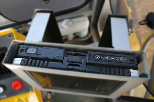 タフブックは振動に強いため、車載機として利用されている例も多い。写真は重機に取り付けられたタフブック19。