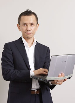 立ったままでも安定してレッツノートを使えるよう、スポーツバンドで手とレッツノートを固定する。中谷氏のアイデア。