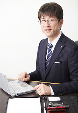 横田氏が常に持ち歩いている仕事道具。レッツノートはR2からはじまり、現在使用しているR9まで、4台続けてRシリーズを愛用している。全国を飛び回る多忙な毎日だが、レッツノートでは一度もPCトラブルを経験していないという。