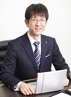 横田尚哉(よこた・ひさや) <br><a href="http://www.fa-ken.jp/" target="_blank">株式会社ファンクショナル・アプローチ研究所</a>代表取締役社長。<br>顧客サービスを最大化させる経営改善コンサルタント。10年間で総額1兆円の公共事業改善を担当し、総額2000億円のコスト縮減を達成。その経験をもとに、実践的なファンクショナル・アプローチの技法を啓蒙する活動にも注力している。著書に「問題解決のためのファンクショナル・アプローチ入門」「ワンランク上の問題解決の技術《実践編》」(ともにディスカバー・トゥエンティワン)がある。