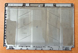 リブ(写真のタテ線)を肉厚にすることで大幅な薄型化を実現した新ボンネット構造。天板裏面にも斜めのリブを入れることで溶解マグネシウムの流れを制御した。