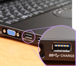 最大1.5Aの電流を出力できるUSB3.0ポートを新搭載。PCの電源OFF時でも、パナソニック製スマートフォンの急速充電が可能。