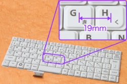 指が動く方向のRを大きくし、指の引っかかりを低減する「新リーフ型キーボード」。ストロークは2mm確保されており、キータッチも良好。ファンクションキーやキートップの文字にも誤入力を抑える工夫が盛り込まれている。