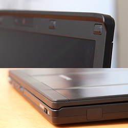 液晶ディスプレイの上部にWebカメラを搭載。フレームがせり出している部分にはWi-Fiアンテナを設置。この凸形状がアンテナの特性を確保すると同時に、閉じたときにパームレスト側の凹形状と噛み合うことで剛性を発揮、落下時の液晶やカメラの破損リスクを低減する。