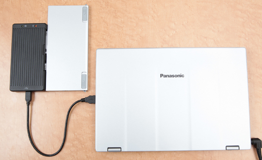 予備のバッテリーパックは、同梱※のバッテリーチャージャーで充電できる。利用時は、パソコン本体にACアダプターを接続して、パソコン本体のUSBポートにバッテリーチャージャーを接続して使用する。<br>※CF-AX2QEBJR/CF-AX2QEGJRは除く。