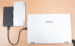 予備のバッテリーパックは、同梱※のバッテリーチャージャーで充電できる。利用時は、パソコン本体にACアダプターを接続して、パソコン本体のUSBポートにバッテリーチャージャーを接続して使用する。<br>※CF-AX2QEBJR/CF-AX2QEGJRは除く。
