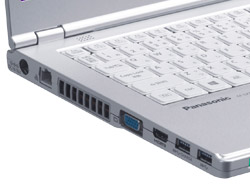 2013年秋冬モデルであるレッツノートLX3のインタフェース。側面にVGAとLANを装備している。もちろんHDMIなど最新インタフェースも網羅。