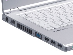 2013年秋冬モデルであるレッツノートLX3のインタフェース。側面にVGAとLANを装備している。もちろんHDMIなど最新インタフェースも網羅。