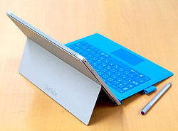 キックスタンドと大きなキーボードで作業できるSurface