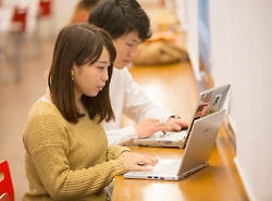 ラーニングコモンズでレポートを作成する学生