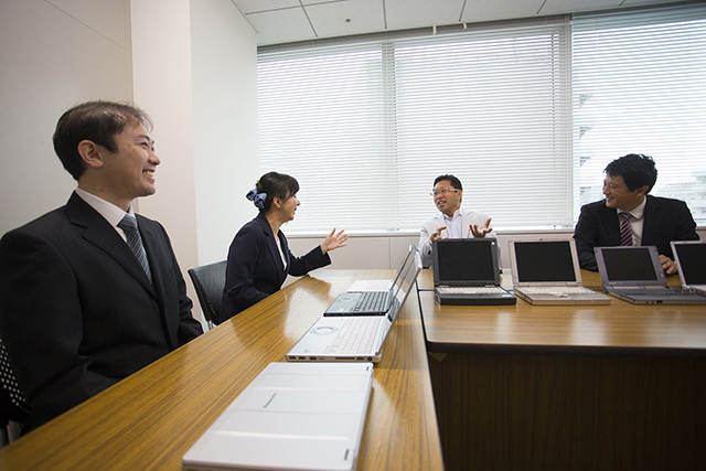 対談早々、戸田氏にMacとレッツノートを比較され、うろたえる若手開発陣。