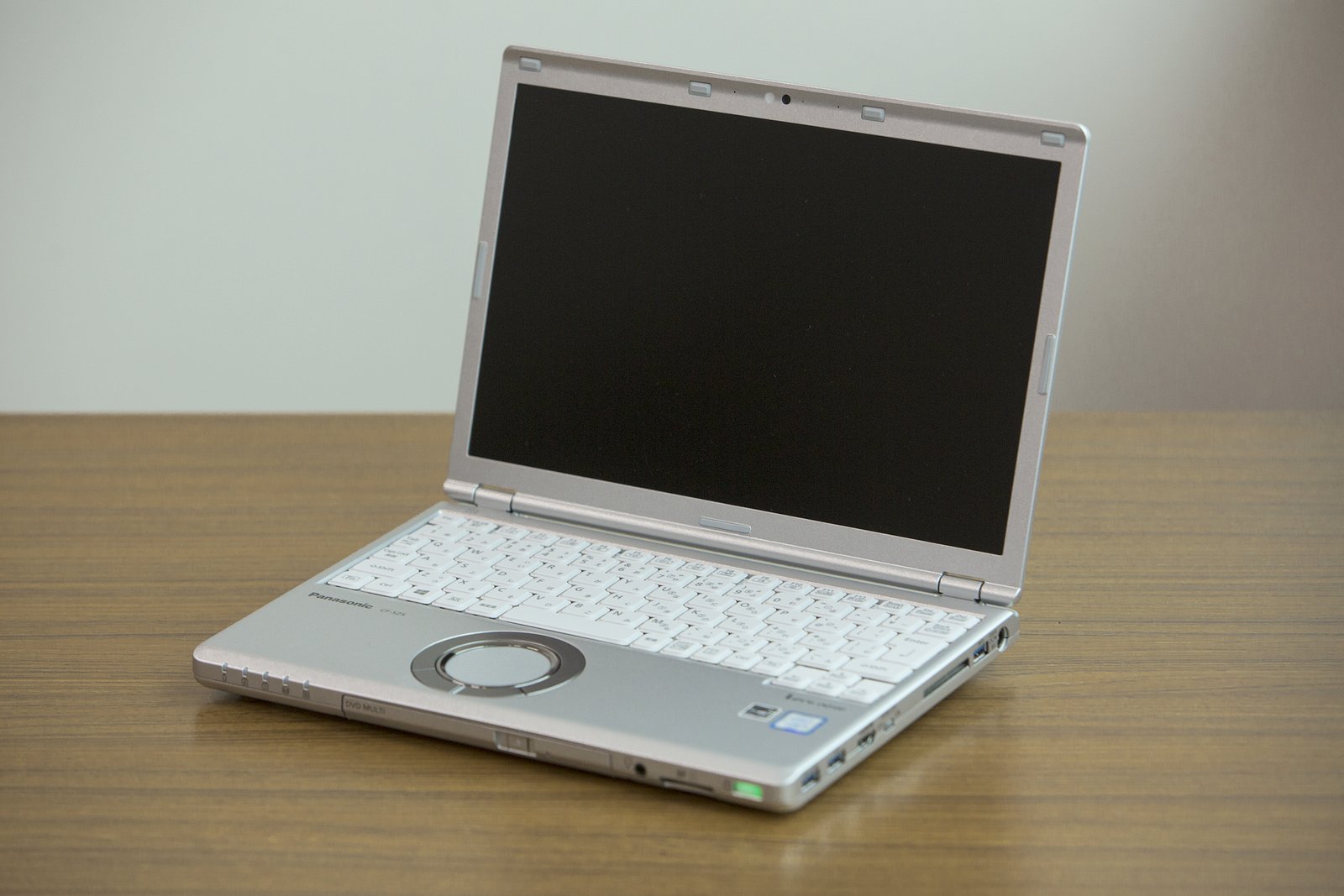 遠藤さんが機構設計を担当している最新の「レッツノートSZ5」。12.1型で約929gという驚異の軽さを実現。