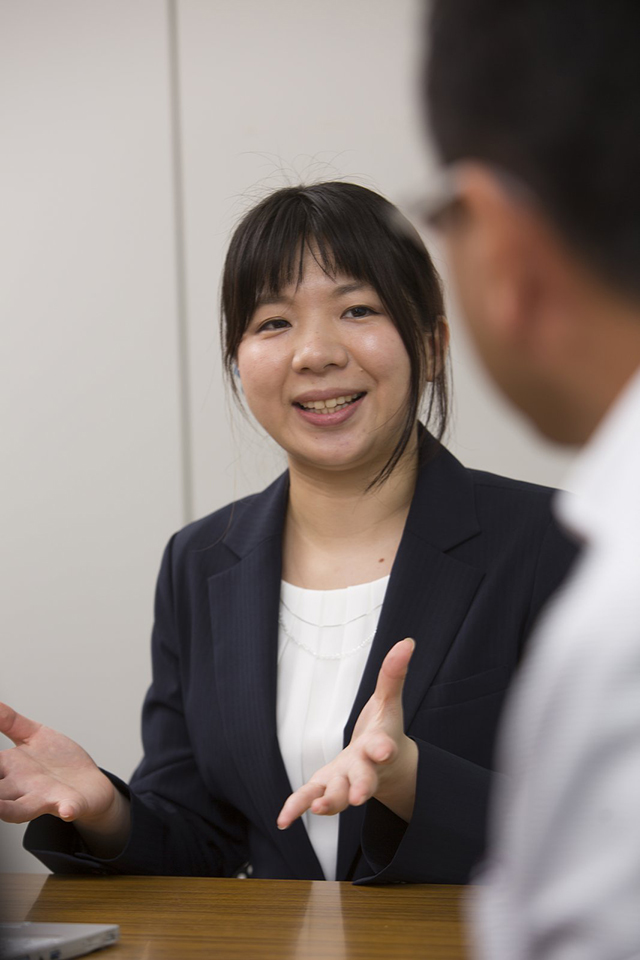 プリインストールソフトを担当する鈴木さん。機種ごとに異なるソフトの組み合わせを調整し、徹底的に不具合を潰しこむ