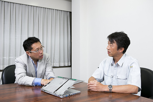 「レッツノートMX」の筐体を前にインタビューは進められた。戸田氏の質問にも熱がこもる。