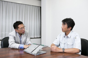 「レッツノートMX」の筐体を前にインタビューは進められた。戸田氏の質問にも熱がこもる。