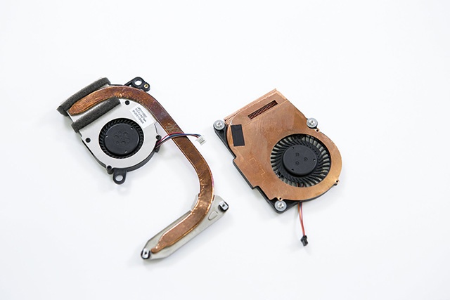 左がレッツノートMX用の冷却システム。右はレッツノートSZ用だ。銅のヒートパイプ形状に大きな違いがある。