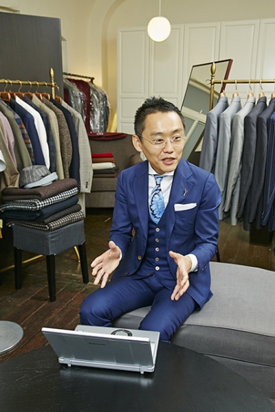 「スーツとは企業ブランドを作り出す最強のメディア」と語る末廣氏。大阪のイルサルト本店にて。