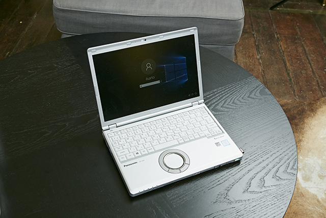 末廣氏が2015年に購入した「レッツノートSZ5」。発売以来ビジネスパーソンから圧倒的な支持を得ているモデルだ。