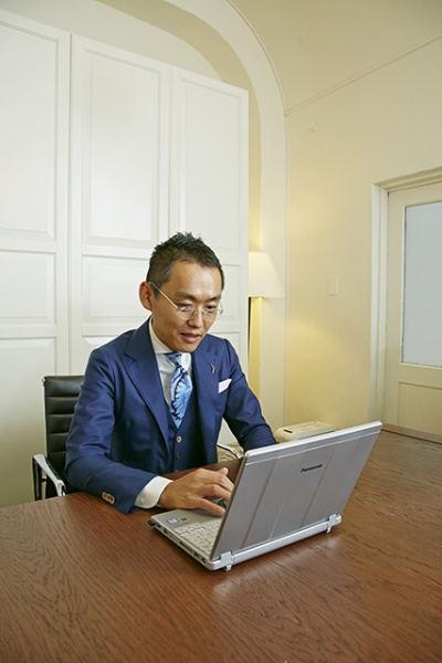 お客様への提案書作成からSNSでの情報発信まで、すべてをレッツノートで行うという末廣氏。