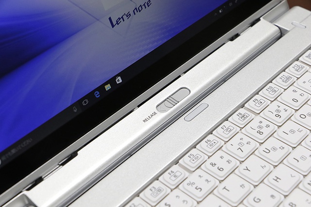 キーボード部中央にあるリリースボタンを左にスライドさせると、タブレット部分を分離できる。
