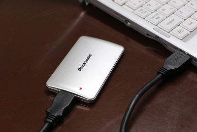 2月に発売されるパナソニックのポータブルSSD。レッツノートシリーズにマッチするシルバーのボディカラーだ。容量は128GBと256GB。