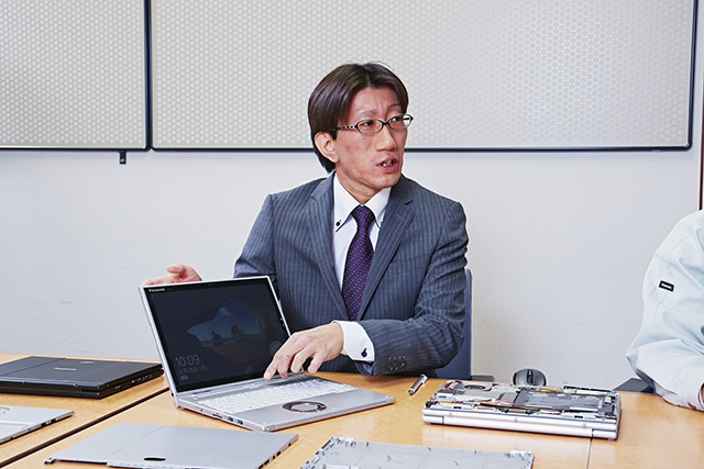「タブレットとしても無理なく使える軽さに」と、デタッチャブルを選択した理由を語る門間氏。