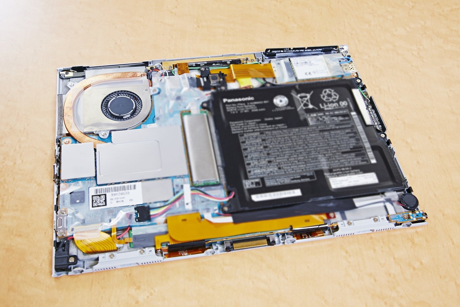 タブレット部分の内部構造、CPU、SSD、バッテリーなどすべての機構が凝縮されている。