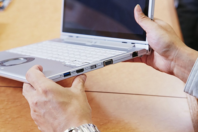 右サイドに用意された豊富なインターフェイス。HDMIとVGAの間にあるのは、キーボード部からタブレット部への充電を行う物理スイッチ。