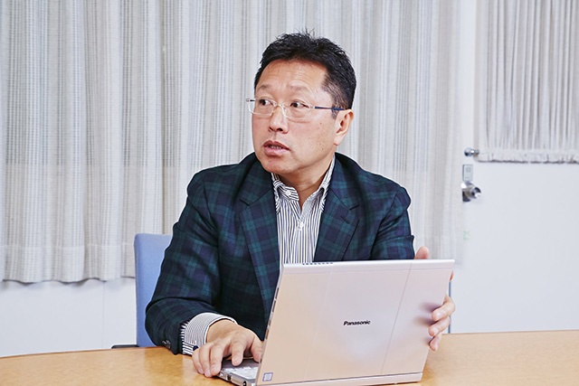レッツノートXZ6のバッテリーの組み合わせの理由について追及する戸田氏。