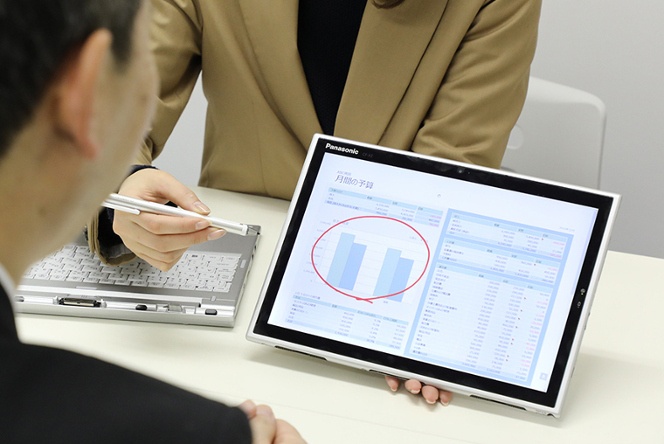 非常に軽量なタブレット部は、女性が片手でも楽に支えられる。対面でのプレゼンでも使いやすい。