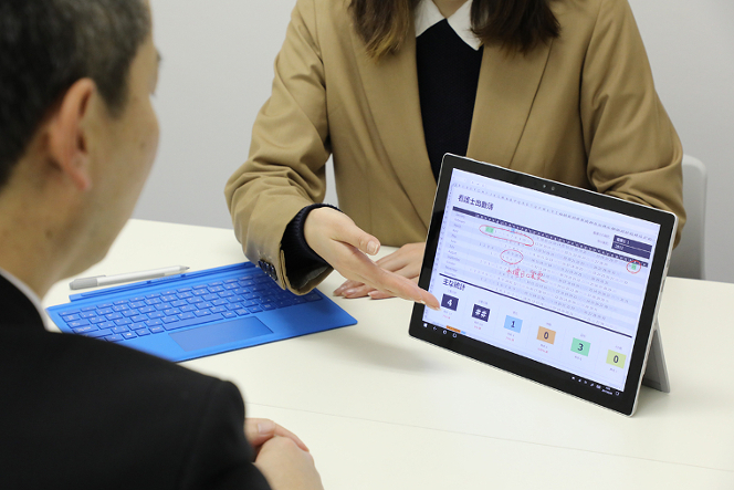 Surface Pro 4の場合は、スタンドを開いてフォトフレームのように卓上に置くことができる。