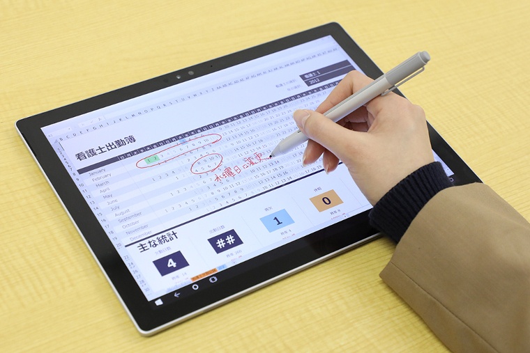 タッチペンはレッツノートXZ6(写真上)、Surface Pro 4(写真下)ともに滑らかな書き心地でペン先の追従性も良好。