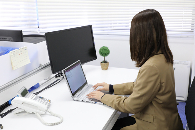 オフィスでは普通のノートPCとして違和感なく使えるのが2in1モバイルの魅力だ。