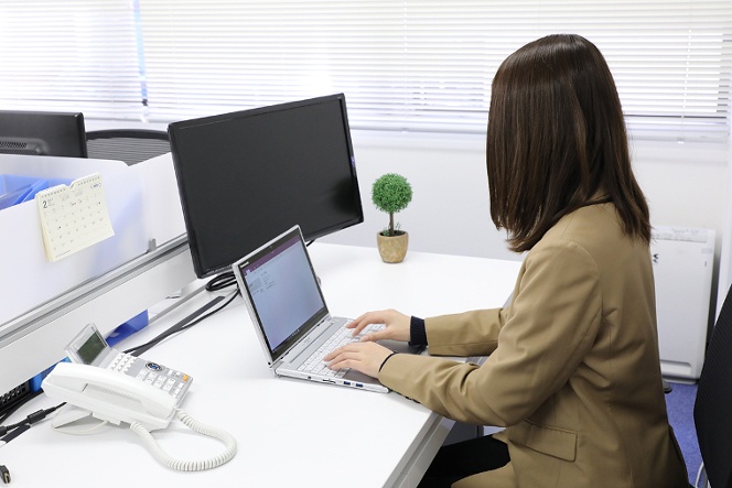 オフィスでは普通のノートPCとして違和感なく使えるのが2in1モバイルの魅力だ。