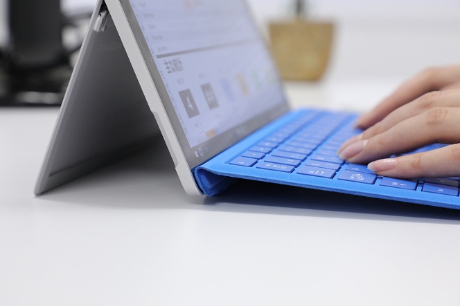 Surface Pro 4のタイプカバーのキーボードも打ちやすさは上々だ。キーボードに角度をつけることも可能。