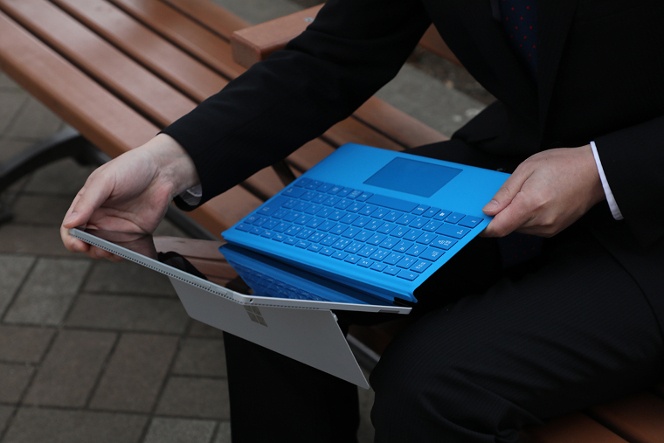 流石にSurface Pro 4の場合は、膝の上で安定して使うのは厳しい。
