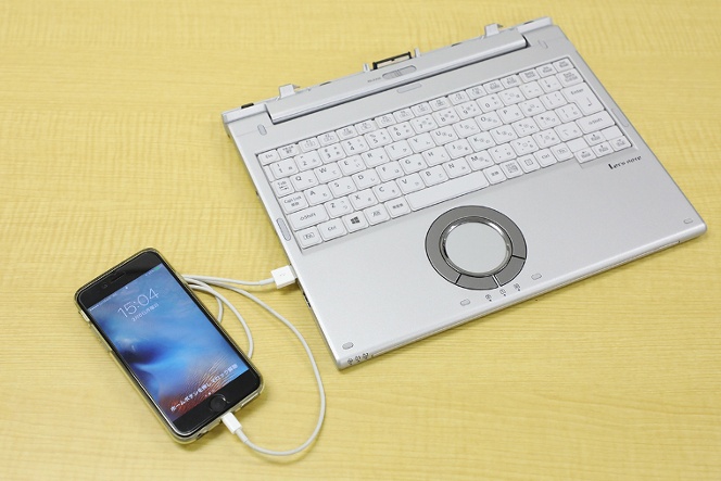 キーボードをモバイルバッテリー代わりに利用してスマートフォンなどの充電をするという裏ワザも。出張時などに便利だ。