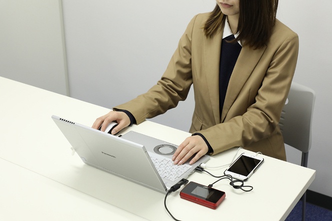 モバイルルーター、スマートフォンを充電しながら、ワイヤレスマウスを使う。外出先でおなじみのシーンだ。