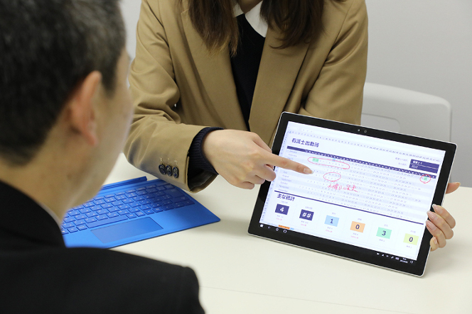Surface Pro 4なら、明るく高精細な画面を活かした対面プレゼンが適している。